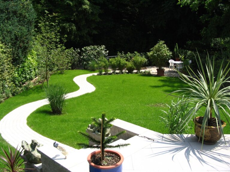 Geschwungener Gartenweg