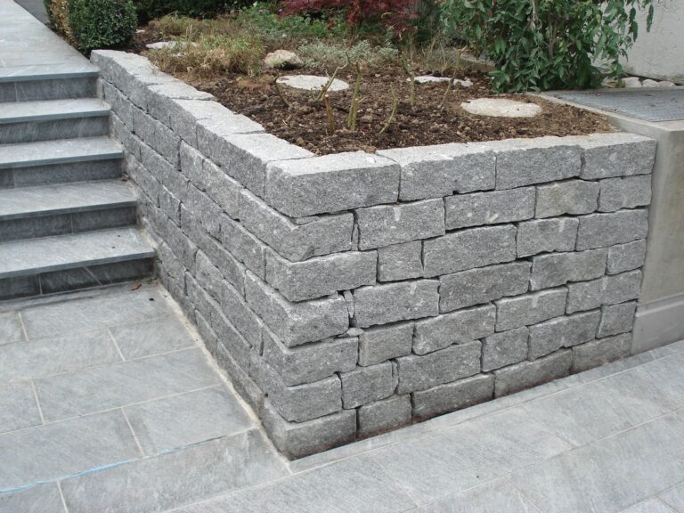 Granitmauer mit Pflanzfläche