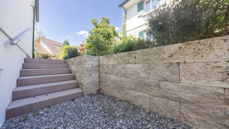 Natursteinmauer mit Treppe