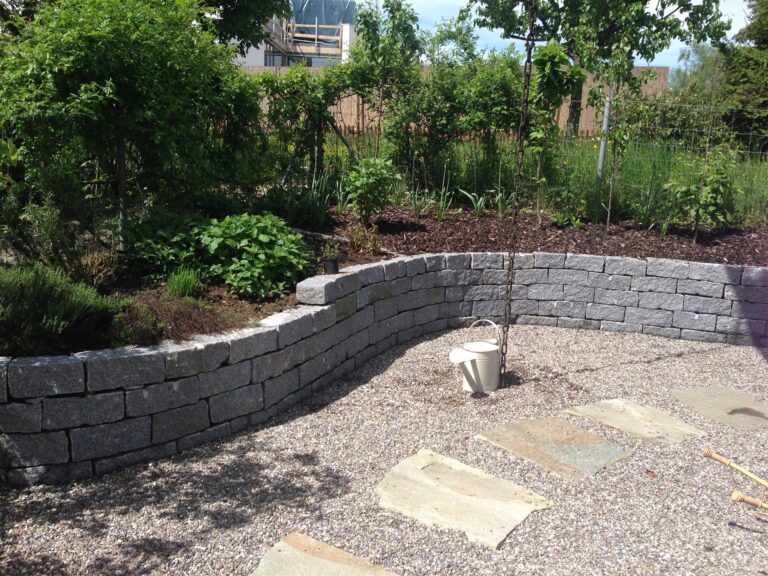 Geschwungene Stützmauer