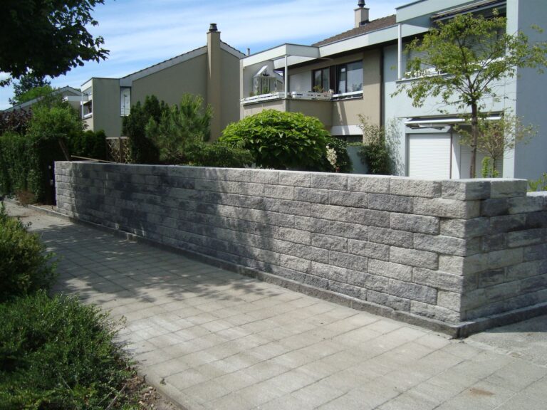 Strassenseitige Stützmauer