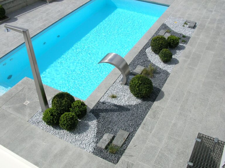 Pool mit Schwalldusche