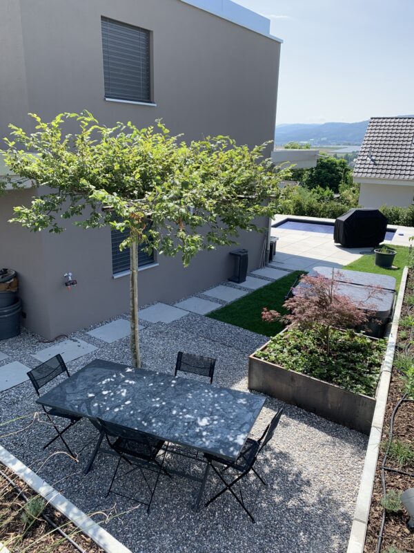 Moderner Sitzplatz mit Hochbeeten