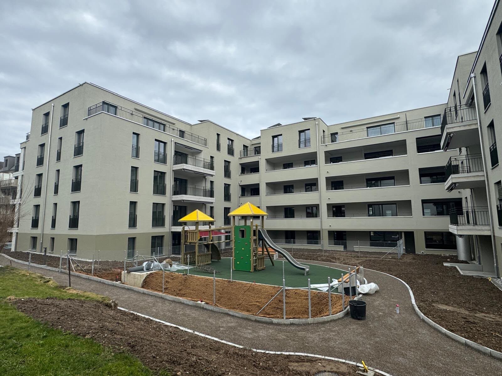 Spielplatz & Aussenanlage